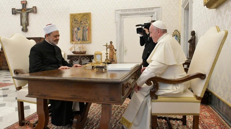 البابا فرنسيس يجري مباحثات مع الإمام الأكبر أحمد الطيب شيخ الأزهر (Vatican Media)